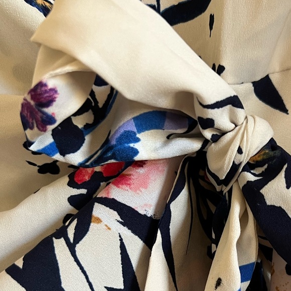 Blouse made by New York & Co.  brand new with tag still attached. - Picture 3 of 3